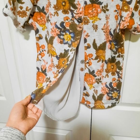SOLD - ANTHRO grey floral terrycloth short sleeve… - Picture 4 of 6